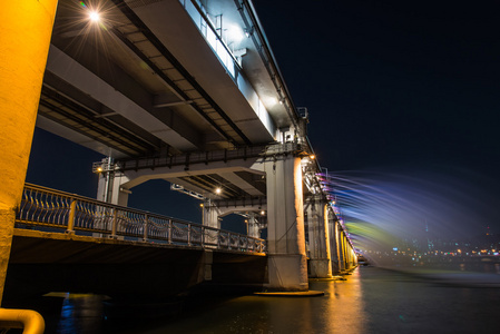 美丽的彩虹桥上半坡桥在韩国首尔的夜晚