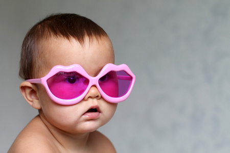 婴儿在粉红色眼镜