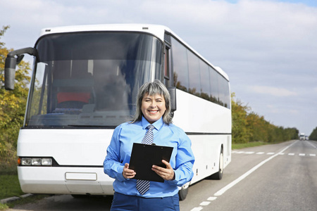 女司机站在公共汽车前面图片