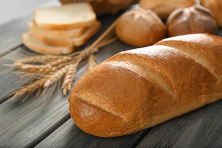 桌上新烤面包的面包