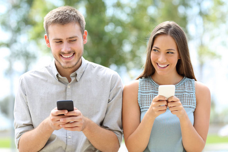 情侣或朋友使用智能手机