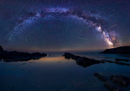 银河系和英仙座流星雨图片