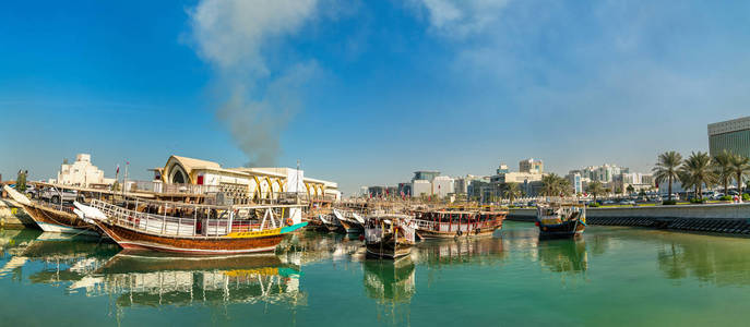 传统阿拉伯三角帆船在多哈，卡塔尔