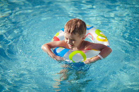 快乐生活圈享受在游泳池里的男孩