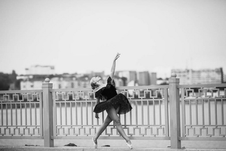 芭蕾舞女演员合影，背景为湖