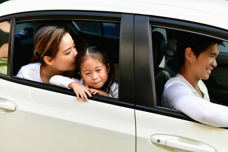 父母和女儿在安全的路上开车
