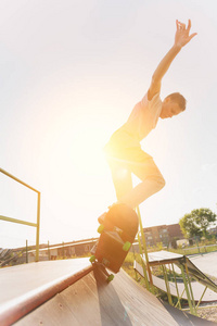 青少年速滑运动员挂在一个斜坡上滑板滑板公园