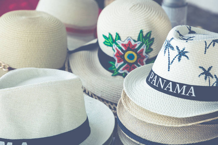 在传统的户外市场上手工制作的巴拿马帽。流行