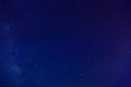 满天星斗的天空。夜空中的银河