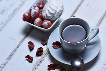 茶和草莓棉花糖