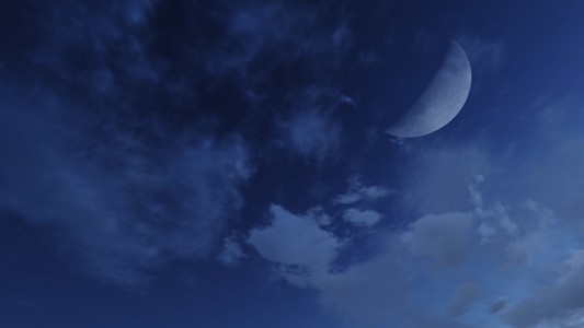 半个月亮在乌云密布的夜空
