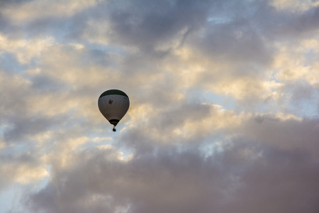 热气球与多云的天空