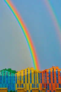 在城市上空的双彩虹图片