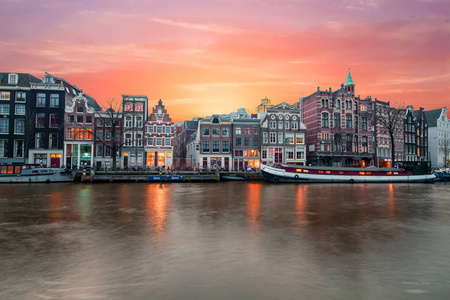 阿姆斯特丹在河阿姆斯特在日落在荷兰