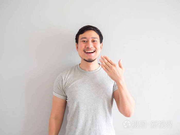 男人用嘴巴呼吸和吹气感到快乐