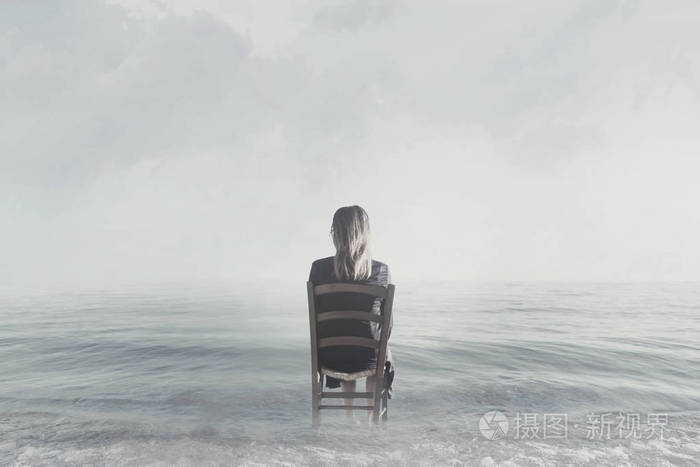 孤独的女人坐在海边看着无限
