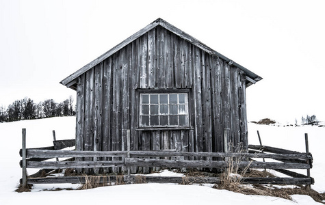 雪中废弃的老木屋
