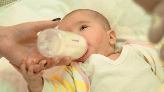 小刚出生的婴儿，从一瓶喝牛奶