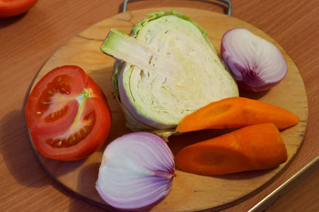 蔬菜汤, 鲜白菜胡萝卜土豆和洋葱汤, 切菜