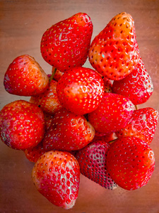 木桌上的草莓。草莓集团