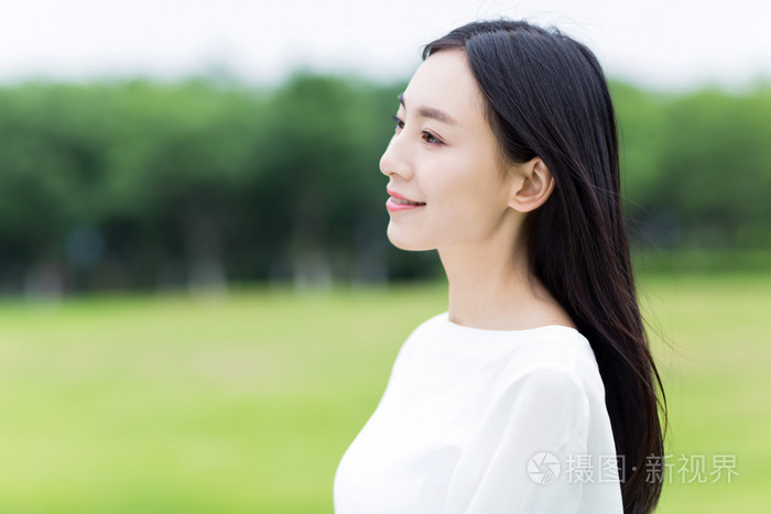 漂亮的中国女孩在公园里的笑容