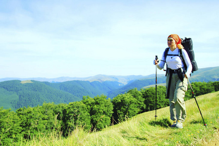 带着背包和帐篷夏天登山活动