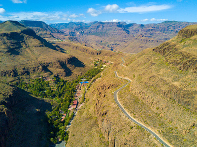 通过大加那利岛峡谷的道路