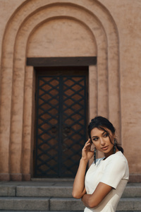 印度的女人，穿着白色衣裙对古建筑与沉思的表情