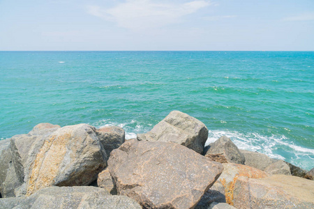 海浪撞击海岸的石头