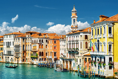中世纪房屋和威尼斯大运河的彩色立面