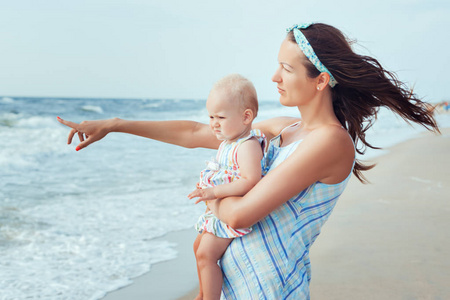 母亲和女儿在海边的肖像