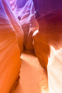 路径通过羚羊峡谷位于纳瓦霍土地附近的页面, 亚利桑那州, 美国