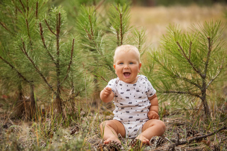 绿色松林一男婴的肖像