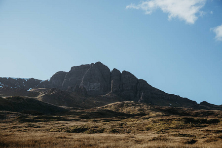 Storr 和其他岩石尖峰在苏格兰的斯凯岛上, 在一个阳光明媚的春天天