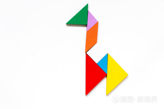 彩色木七巧板拼图在白色背景下的长颈鹿形状