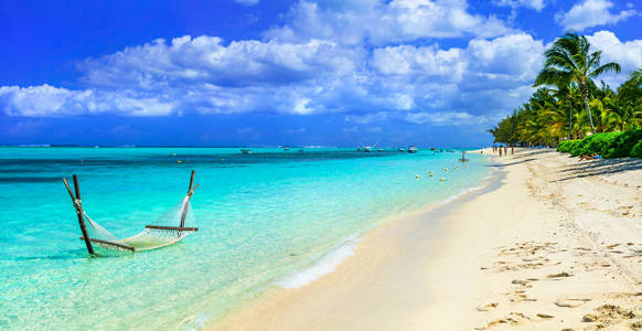 热带放松吊床上碧绿的海水中。毛里求斯岛