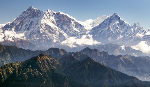 从 Jaljala 通尼泊尔的喜马拉雅山安纳布尔纳雪山