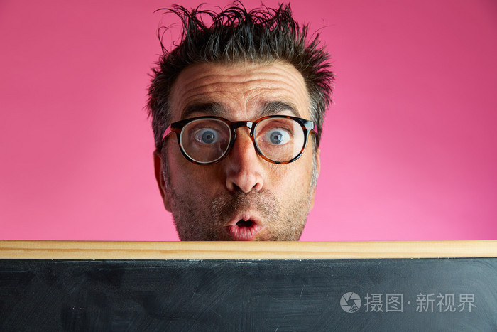 书呆子男人疯狂背后黑板搞笑动作