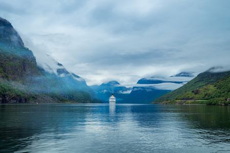 邮轮衬垫上哈丹格尔 fjorden