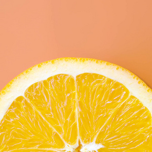 在橙色的背景下, 一个橙色水果片的顶部视图。饱和柑橘纹理图像
