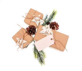 礼品盒用绳在白色背景上的木制星星绑