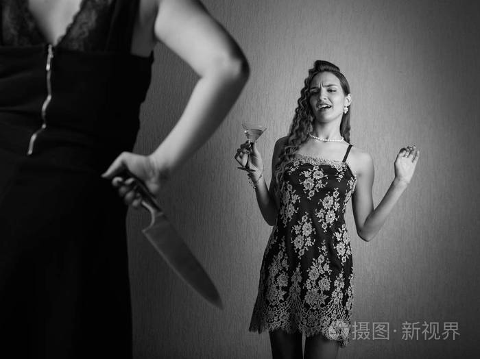 阴险的女人在她的手和她的对手刀