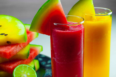 西瓜汁是由新鲜水果西瓜红色和黄色