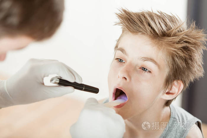 参加咽喉检查的男孩照片-正版商用图片0fndy4-摄图新