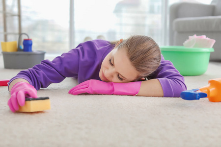 疲惫的女人打扫地毯后, 在家地板上睡觉