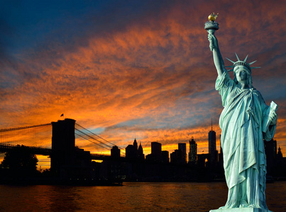自由女神像和曼哈顿在日落时