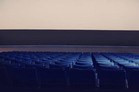大屏幕和舒适的椅子的空的戏院