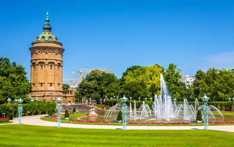 曼海姆弗里德里希斯帕茨广场的喷泉和水塔