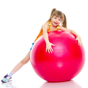 小女孩做运动在一个大球为健身