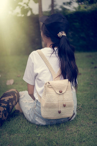 亚洲年轻的女孩上公园, 的包的肖像